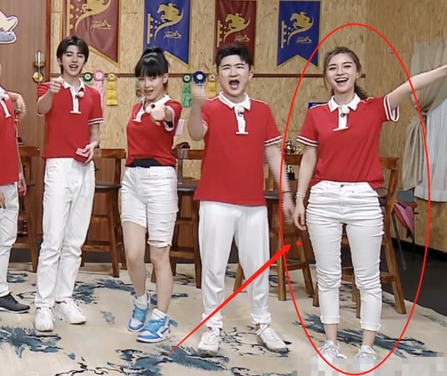  baby|《跑男》官博晒合影，无精修效果的生图，baby的腿是认真的吗？