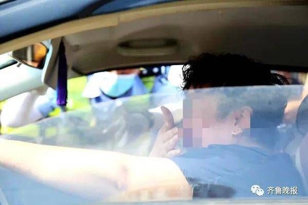 交警|母亲把高考女儿送错考点当场痛哭 现场执勤交警赶紧上前安抚