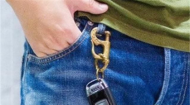  腰间|为什么人们总是把车钥匙挂在腰间？老司机：我们不想