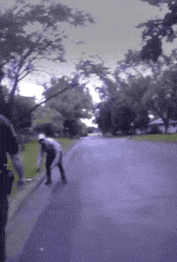  发现|警察发现路边有人形迹可疑，上前查看发现他居然在松鼠做心肺复苏