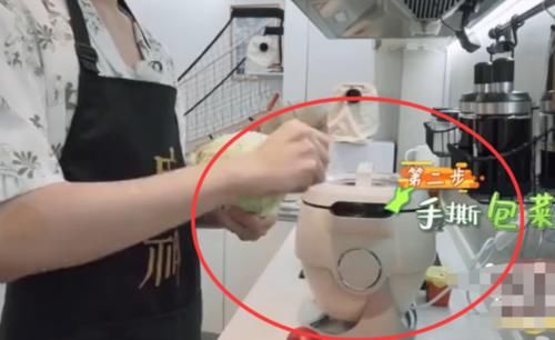  包菜|范丞丞做“手撕包菜”，别人都是直接用手撕开，就他与众不同