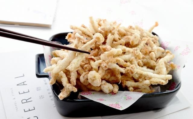 菌菇|初秋，这个菜可以排上日程上餐桌了，又香又酥脆，会管不住嘴的