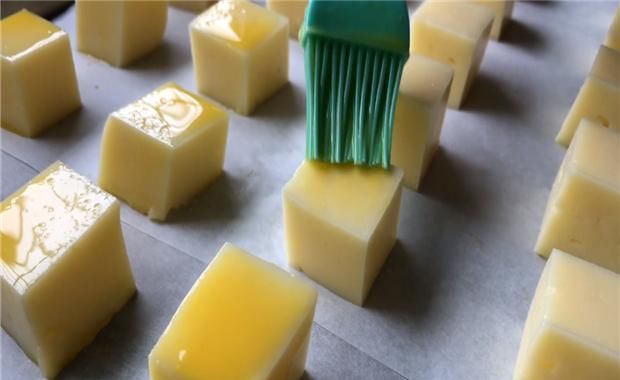 牛奶面糊|牛奶别再直接喝了,加上2个鸡蛋黄,香酥鲜嫩,比炸鲜奶还好吃