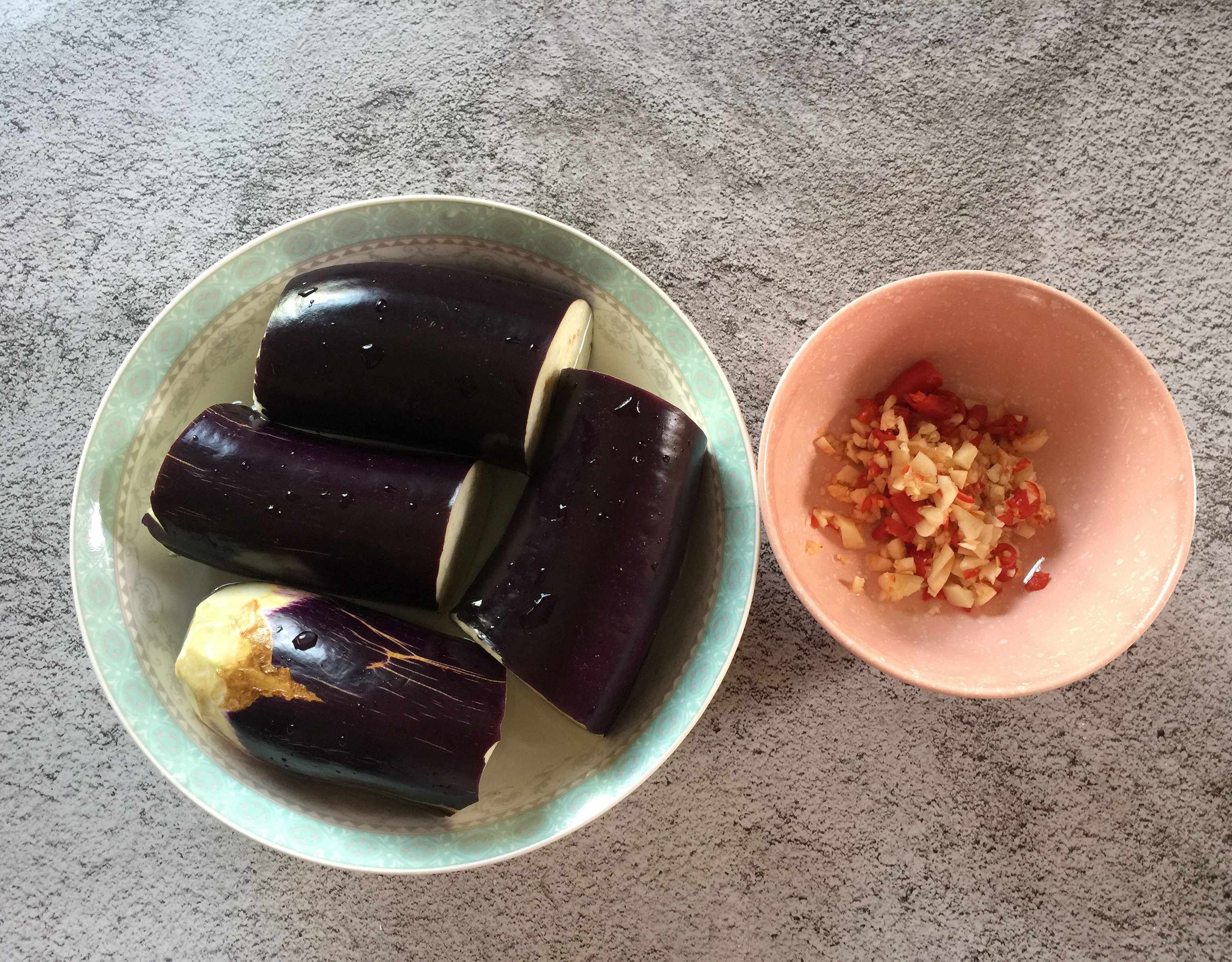  开胃|茄子最好吃的做法，上锅一蒸，配上这酱料，营养又开胃，香极了