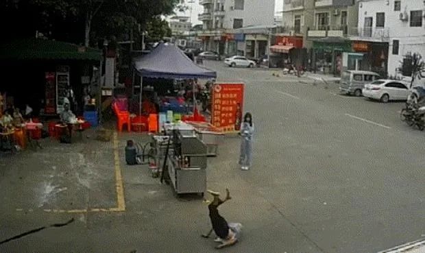  责任|老人被狗绳绊倒，重摔身亡！牵狗女孩逃离现场