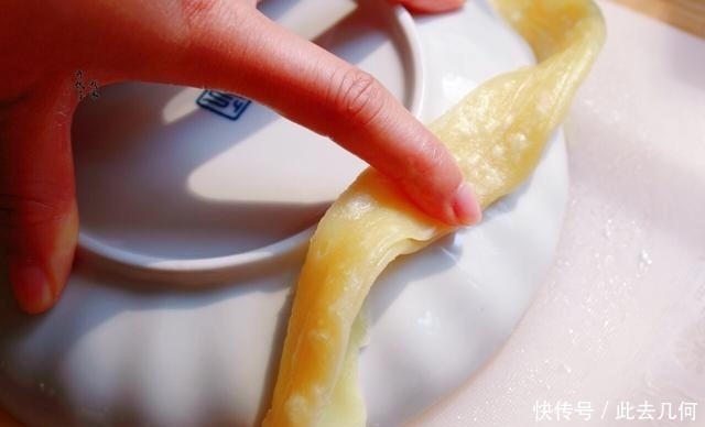 春饼|这饼一锅可出16张,比纸还透亮,柔软筋道,卷啥都好吃,简单易学