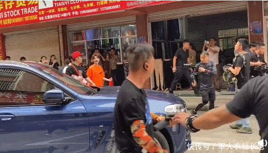 推搡|邓超鹿晗陈赫录综艺,工作人员推搡路人开路,被批扰乱公共秩序