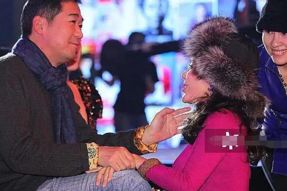  谄媚|宁静当年蹲在张国立脚边说话，表情谄媚，旁边章子怡一脸看不上