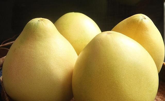 再多|买柚子记住这4点，买再多都不会挑错，柚子香甜汁水多，太实用了