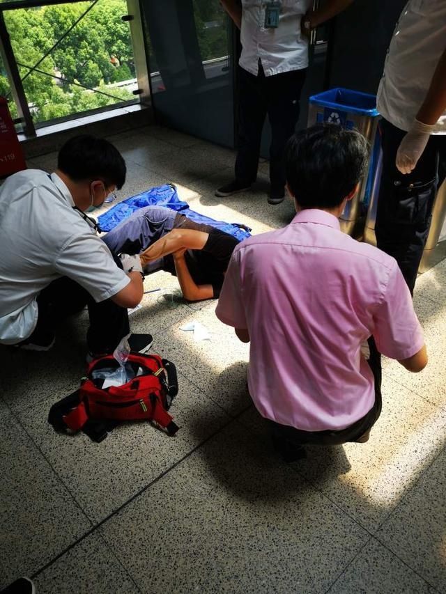  赶到|一位乘客三次赶到地铁站就为做一件事，要找人表示感谢