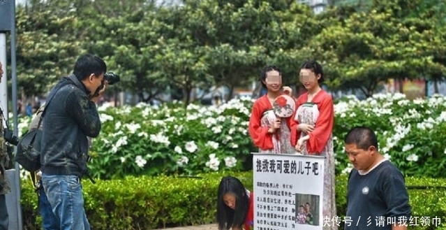 转头|年轻夫妻公园乞讨，路人却争相拍照，转头看身后被气炸了！