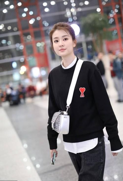  桃心|乔欣街拍：桃心黑色针织衫 Fendi银灰色法棍包乖巧学院风