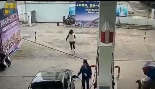  加油站|男子趁女车主加油开车门偷包，慌张逃跑撞墙晕倒，狼狈样令人笑喷