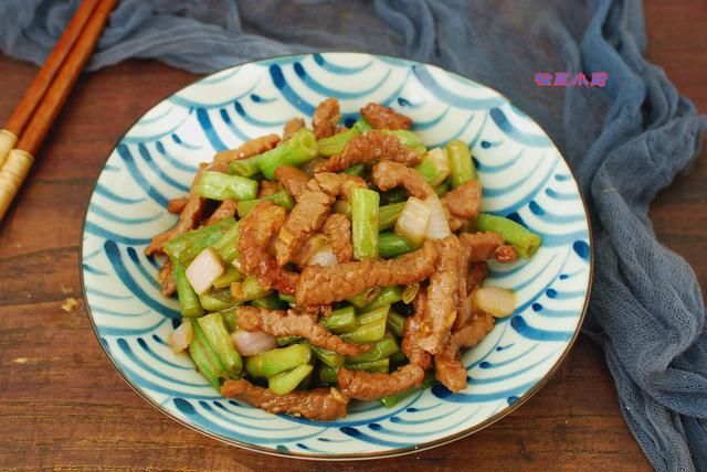 软嫩|炒牛肉又老又柴嚼不动?跟我这样做软嫩爆汁儿,像豆腐一样软