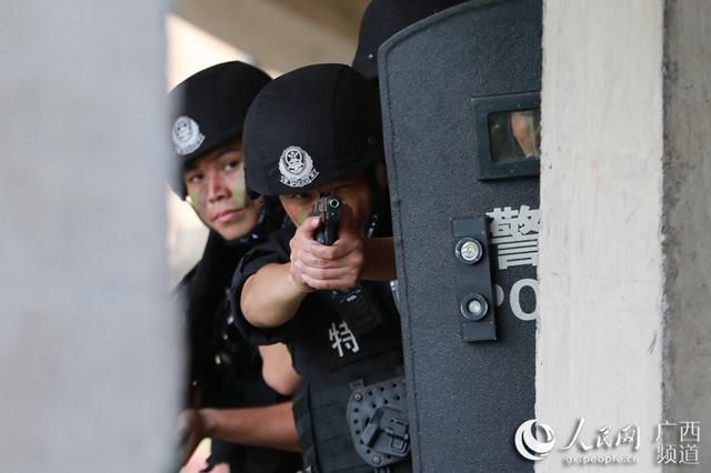 武警战士|荷枪实弹！来看来宾公安武警红蓝对抗