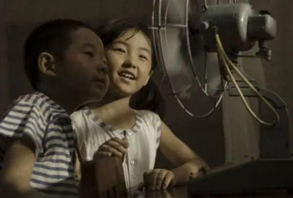 令人难忘|《唐山大地震》里那个令人难忘的小女孩，现在怎么样了？