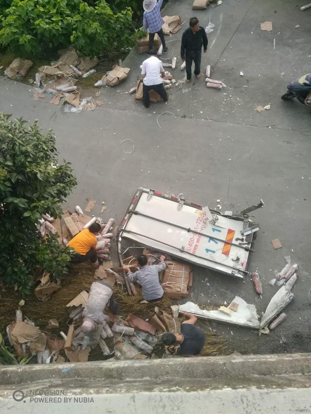  车祸|货车遇车祸后猪肉遭哄抢，警方：追回部分猪肉涉嫌违法人员将处理