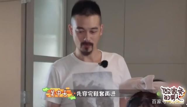  防护服|杨子姗重度洁癖，外人进屋需消毒或穿防护服，没穿鞋套把她气哭