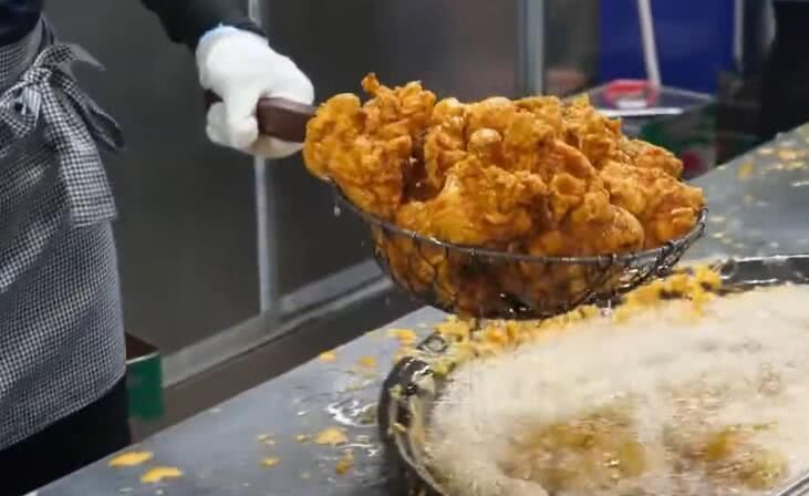 炸鸡小吃|炸鸡店生意冷清,老板换个烹饪方式,立马成为食客喜欢的网红美食