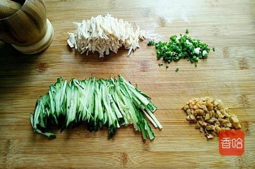 少许|鸡丝凉面怎么做？原来煮面和料汁都有讲究，做好了不油腻还减脂