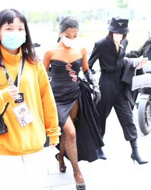  音乐|吉克隽逸造型真出彩，抹胸裙装秀美肩，亮片丝袜太抢镜