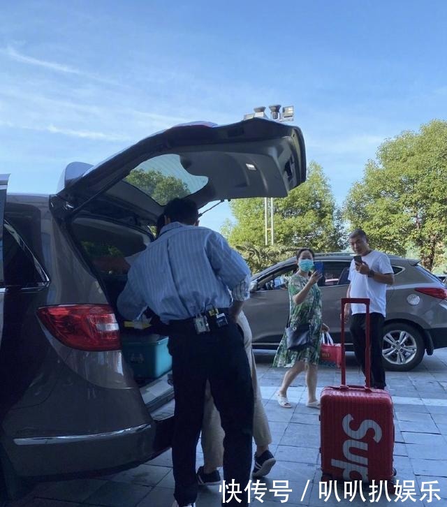  笑容|赵丽颖录《中餐厅》再曝路透照，笑容明媚，黄晓明林大厨热情接待