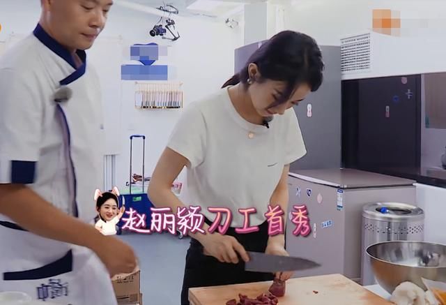 脸部|赵丽颖节目秀刀工认真切肉,镜头特写她的脸部,这鼻子我没看错吧