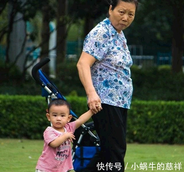 孩子的性格|娃是被谁带大的,打个招呼就知道?妈妈一个人带大的娃,特征鲜明