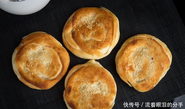 油酥烧饼|烧饼还是油酥的好,学会这个做法,出门在外也能吃上美味的烧饼