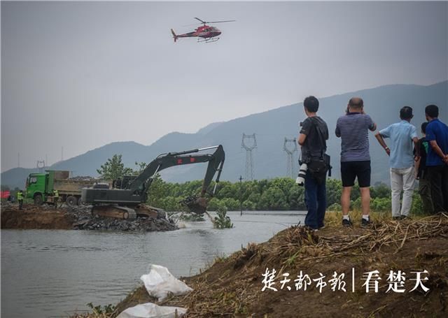  空投|世界在役最大直升机米26飞抵阳新，“空中巨无霸”空投石料堵溃口