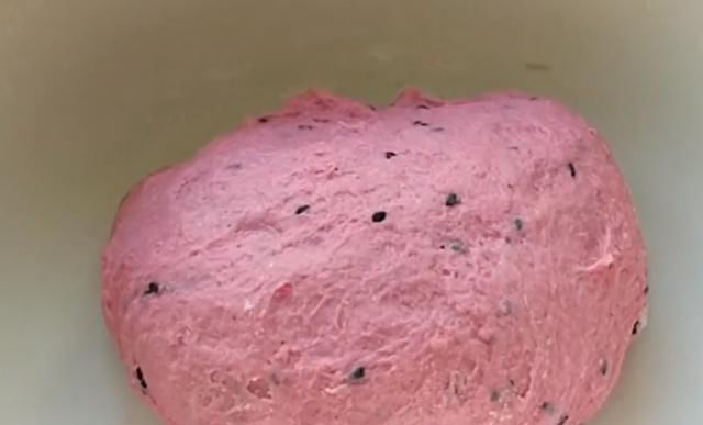  大锅|吃剩的火龙果皮别扔掉，加1碗面粉，不蒸不烙，5分钟做1大锅，香