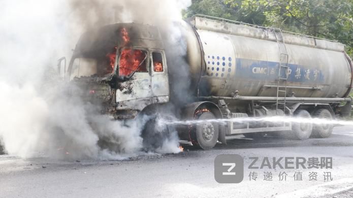  发现|发现温度过高司机停车休息，不料车头突然烧了起来