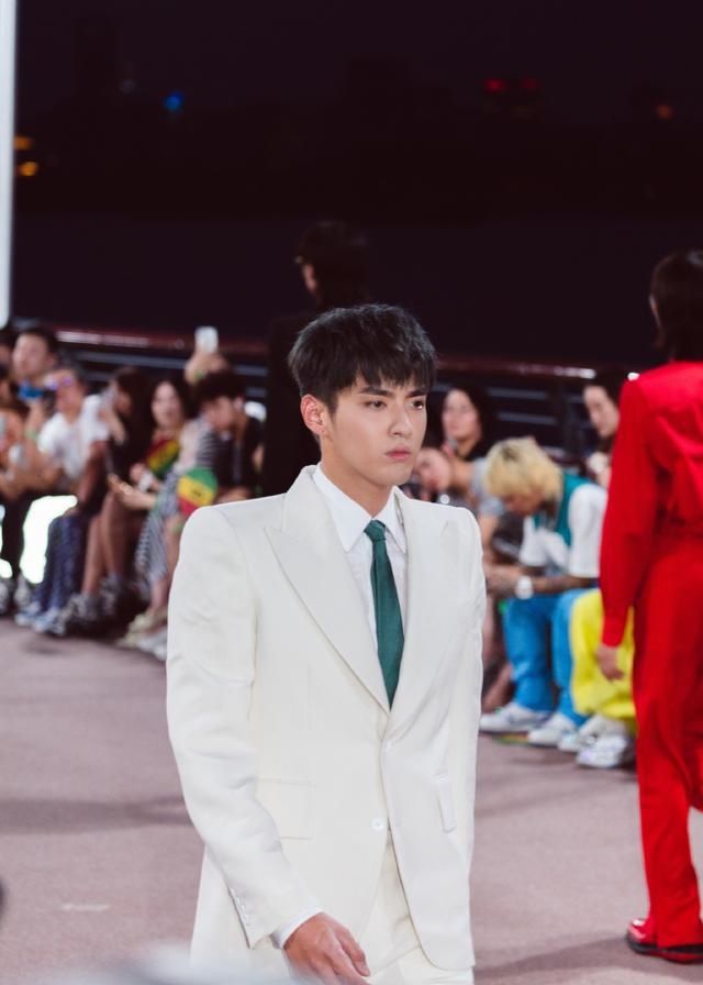  LV春夏21男|吴亦凡、邓伦、欧阳娜娜、白宇、宋威龙、钟楚曦、虞书欣