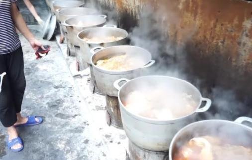  大妈|大妈家的10口锅，24小时不停，刚做好就被抢光，来晚了抢都抢不到