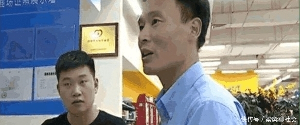  都会在中秋|男子在沃尔玛花2万多买月饼，撕开一看傻了，商家：可以给你退