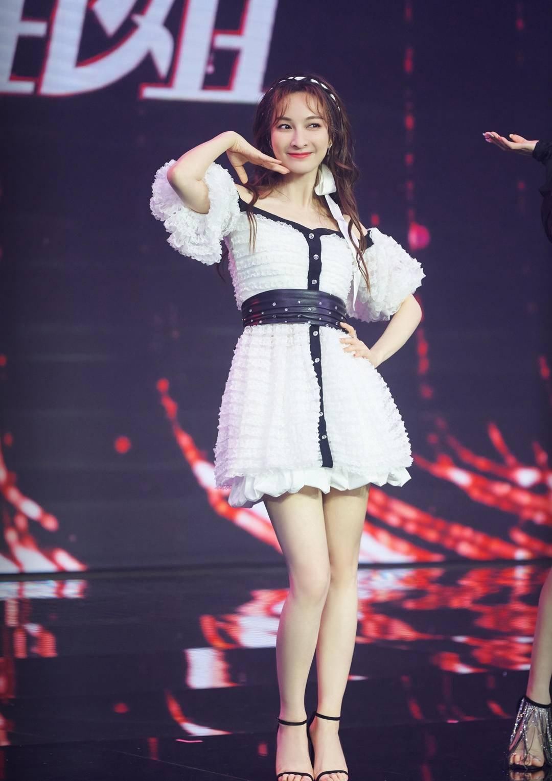  吴昕|吴昕穿泡泡裙秀舞姿，撞衫娜扎和周冬雨，真看不出来有9岁年龄差