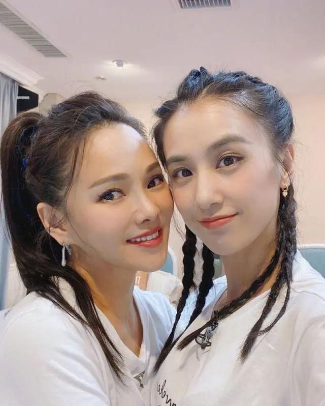 同框|黄圣依杨子夫妇同框拍大片,牵手相依互动亲密,有意破不和传言?