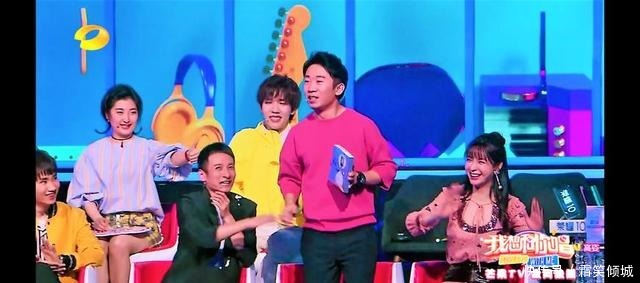 杨磊|韩红念错名字瞬间尴尬!汪涵都圆不回来了!网友看看人家董卿!
