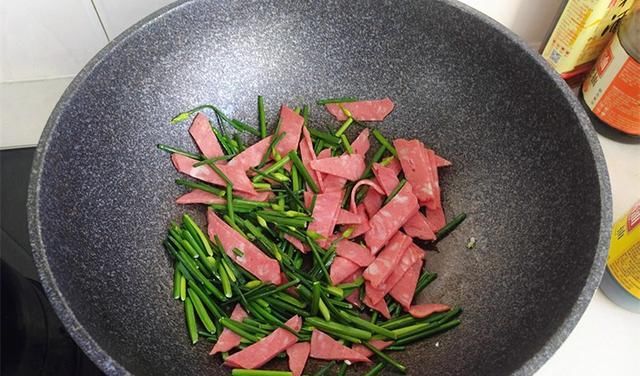  韭苔|天热就爱吃，做法简单，味好颜值高，三两下就出锅