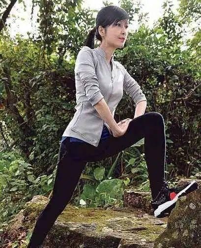  不显|周慧敏50岁还不显老，打扮的也很年轻，穿运动短裙搭白色健身裤！