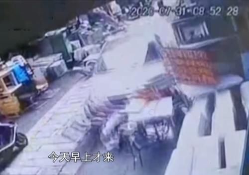  临街|为躲避交警检查，女司机撞翻临街商铺，还把老人给撞倒