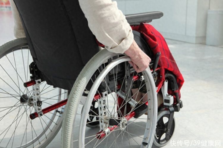 死于养老院的102岁老人：被护工绑在床上7天，死前还一直在挣扎2023