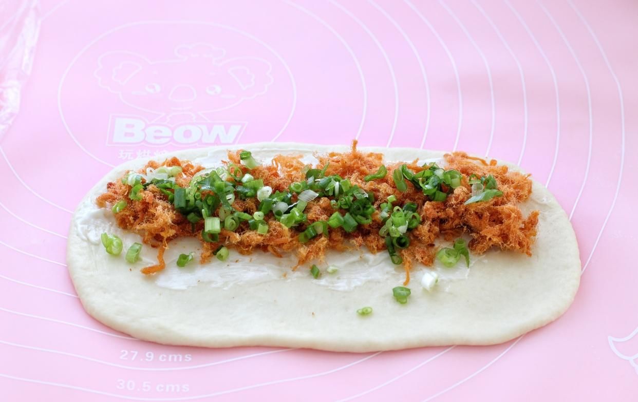 面包|吃腻了甜面包换个口味,加点葱花和肉松,还没出炉就已经香飘满屋