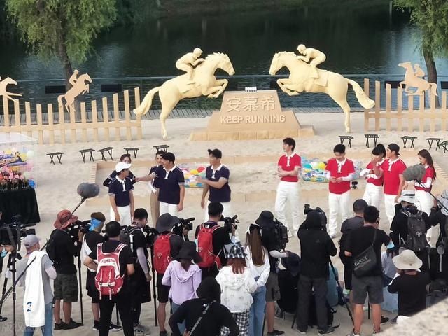  东北|跑男现身东北录制，引道路拥堵上头条，女粉丝骑老公脖子看帅哥