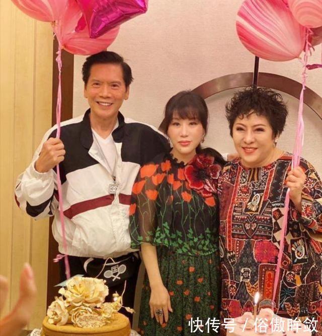 选择|香泰又换了发型,她穿着一条小卷曲的花裙子,但身材不好