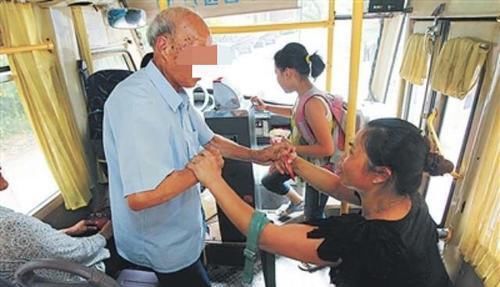 位大妈|大妈逼孕妇让座被拒，张嘴就咒＂孩子早晚得掉＂，孕妈做法太解气了