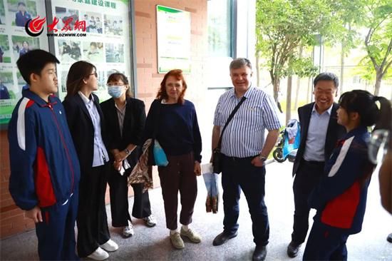 莫斯科大学、圣彼得堡国立大学等国际俄语教师协会客人到潍坊实验中学参观