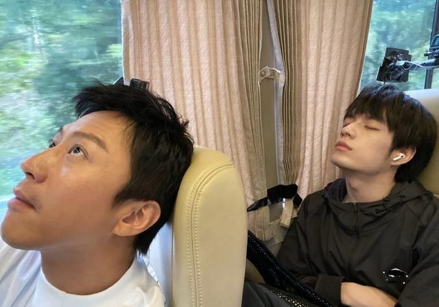  综艺节目|邓超晒最新路透照，陈赫鹿晗车内睡觉超搞笑，鹿晗素颜近照曝光