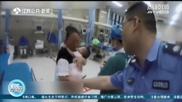  玩耍|12岁孩子怀抱10月大婴儿玩耍 砰咚！摔落地上且头部着地