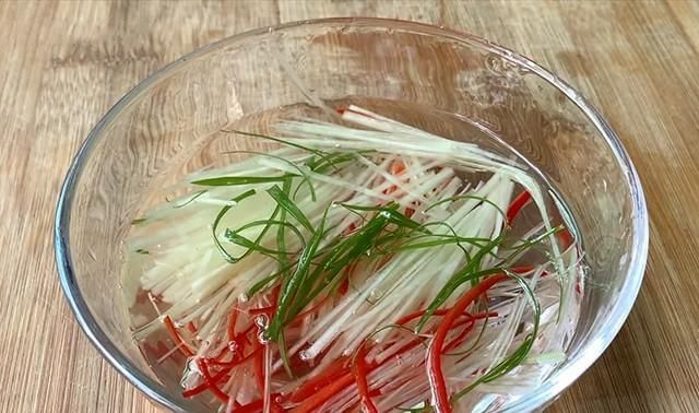 味道鲜美|蒸鱼总是腥味?教你1个小技巧,保证蒸鱼时,鱼无腥味,味道鲜美